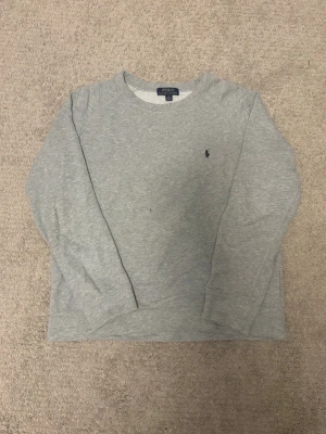Ralph Lauren Sweatshirt - Säljer en original Ralph Lauren sweatshirt i strl 14-16! Passar perfekt nu inför våren. Tröjan är oanvänd och är som ny.