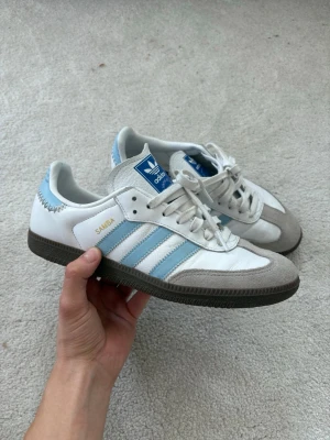 Ljusblåa Adidas samba - Sjukt snygga & ovanliga adidas samba ice blue sneakers. Använda endast ett par gånger. Köptes nya för 3799kr, säljer dem nu för endast 1999kr, Först till kvarn!. Storlek 40 2/3