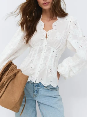 Vit blus från Gina - Säljer en superfin vit blus från Gina tricot, använd en gång! Den är helt slutsåld på hemsidan och i butik💗 Nypris 459kr, pris kan diskuteras!🤗Skriv till mig för egna bilder