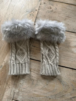 Torgvantar, mjuka och sköna. - Riktigt snygga torgvantar i en ljusgrå färg med fuskpäls. Sitter bra. Oanvända.