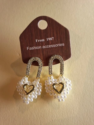 Hjärtformade pärlörhängen med strass - Fler fina accessoarer finns på min profil 💍  More exquisite accessories on my profile listings.