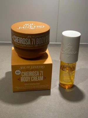 Sol de Janeiro Cheirosa 71 Body Cream & 62 Mist - Sol De Janeiro Cheirosa 71 skimmrande Body Cream:  Vitaminrik macadamianöt återfuktar, medan gyllene mica lyser upp och tonkabönsextrakt hjälper till att jämna ut hudtonen. Doftar otroligt gott med sina varma och mysiga doftnoter av karamelliserad vanilj och rostad macadamianöt. Ger även otroligt fin lyster med sin gyllene skimmer.  Använts 1 gång Nypris: 579kr  Den Populära Sol De Janeiro nr 62 Body Mist, (ca hälften kvar) Nypris: 289kr  