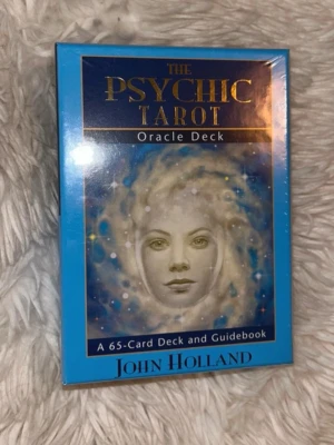 Ny tarot kortlek engelska - The Psychic Tarot Oracle Deck av John Holland innehåller 65 kort och en guidebok. Ny med plasten kvar. Perfekt för dig som är intresserad av tarot och andlig vägledning.