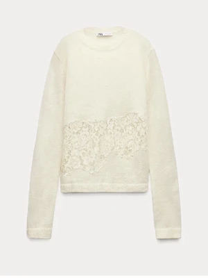 Vit stickad tröja med spets från Zara - Stickad vit tröja från Zara liten i passformen så passar även S och Xs den ör bara andvänd några få gånger