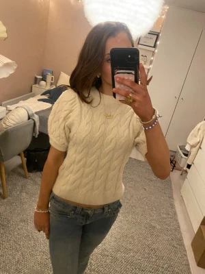 Stickad tröja med puffärm från Gina - Nästan aldrig använd!🫶🏼 Jättefin och bra passform men kommer ej till användning så säljs pga av det💕Pris kan diskuteras!💗