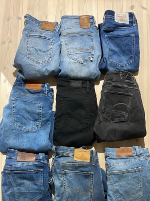 PAKETPRIS 9 st jeans - Säljer 9 stycken par jeans i ett paketpris nu med jeans från g-star, J.Lindeberg och jack and Jones jeans | Storlekar varierar men är frmst mellan w29-31. Jeansen är i mycket bra skick | Skriv till mig frågor eller mer information om jeansen‼️📩