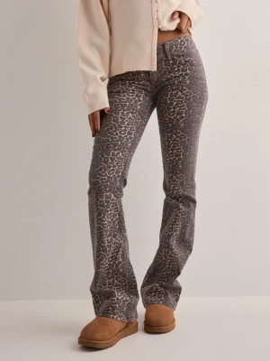 Leopardmönstrade bootcut jeans - Obs de är i 36 men de är små i storlek så de sitter som 32! Snygga bootcut jeans med leopardmönster i grå och bruna toner. Jeansen har klassisk femficksdesign och normal midja. Perfekta för dig som vill sticka ut med ett djurmönster och skapa en trendig look.