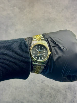 R klockan  - Fint och fräsch snabb pris jag behöver pengar ❗️