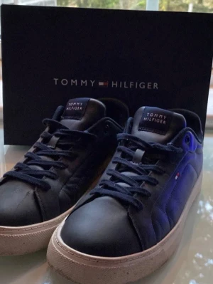Tommy Hilfiger skor - Säljer nu ett par tommy hilfiger skor som är använda några gånger, säljer pga fick ett par vinterskor. Ny pris 1100kr. Färg är navy blue