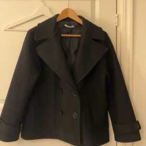 Svart kappa  - Svart kappa ifrån designbysi storlek M/L. Är i jättebra skick men är sydd inne i armen men är inget som syns🥰
