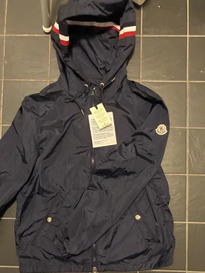 Moncler windbreaker - Säljer nu min moncler windbreaker då den inte passar skriv vid intresse. Den har nfc scan