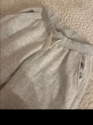 Mjukisbyxor - Säljer dessa jättefina mjukisbyxor från Gina Tricot. De är som nya. De är i storlek m, Men är små i storleken, så är exakt som s. De har en liten lagning på rumpan Men syns verkligen ingenting. Pris kan diskuteras