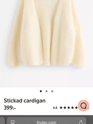 Krämvit stickad cardigan från Lindex - Mysig stickad cardigan i krämvit färg från Lindex. Modellen är öppen framtill utan knappar och har en avslappnad passform . I storlek M/L men passar dig även om du har S💞 I bra skick. Köpte för 400 men säljer för 200!använt 2 ggr!