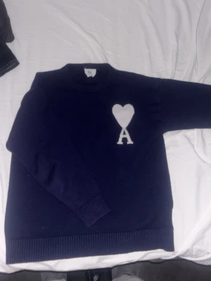 Ami Paris Sweater - Mörkblå Ami Paris sweater som blivit för liten som jätte gärna vill sälja. Bra skick, bra kvalité