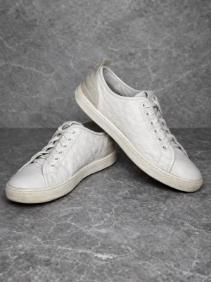 Louis Vuitton Punchy sneakers - Louis Vuitton Punchy sneakers 👟                                                                            Storlek 36/37.                                                                                                 Bra skick men lite slitna i hällen och smutsiga                                Rabbat om man följer                                                                                      Skriv för mer frågor 