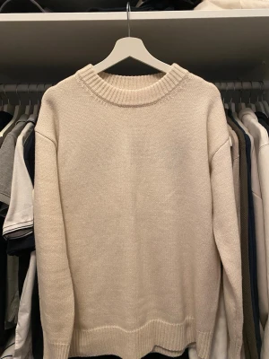 Beige stickad tröja Jacquemus - Säljer nu min stickade Jacquemus tjocktröja, tröjan är använd 2 gånger och har aldrig blivit tvättad. En riktigt stilren och elegant sweater perfekt nu under vinter/våren. Vid frågor kontakta mig