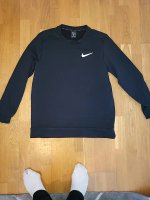 Svart sweatshirt från Nike - Storlek M I fint skick 