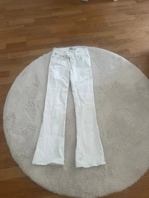 Vita bootcut jeans från 157 - Säljer ett par vita bootcut jeans från 157 i storlek XXS. Supersnygga och använd några gånger. Lågmidjade och bootcut, perfekt till våren!