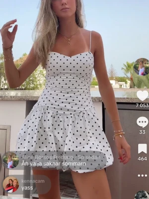 Vit prickig kort klänning - Söt vit kort klänning med svarta prickar och tunna axelband. Superfin till sommaren❣️❣️