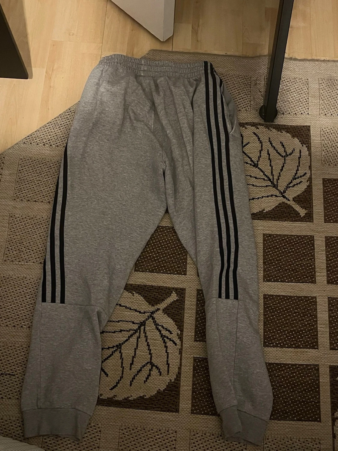 Gråa Adidas mjukisbyxor med svarta ränder - 1