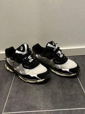 Asics NYC Gel skor  - Tjena, säljer dessa väldigt snygga Asics NYC Gel skor i storlek 45. Passar med allt. Skriv gärna vid intresse! 