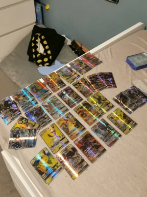 Samling Pokémon GX kort - Säljer 26 GX pokemon kort (kan salja enskilda kort ochsa om du ar intreserad skriv till mig pa plick, Säljer en samling Pokémonkort med flera GX. , bland annat Charizard, Mewtwo och Raichu. Alla kort har holografisk yta och färgstarka illustrationer. Perfekt för dig som vill utöka din samling med coola och sällsynta kort.