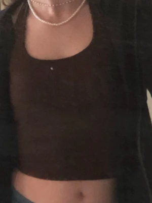 Brun topp  - Superfint linne där bandet går runt nacken. Använt ett fåtal gånger och för liten för mig nu. Perfekt till både vardag och fest! Perfekt färg till hösten!