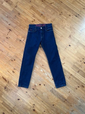 Hugo Jeans - Hej! Säljer mina Hugo jeans i topp skick eftersom jag köpte fel storlek. Har tvättat de en gång och använt de ca 3 gånger. Köpte de för 1000kr på kidsbrandstore och säljer de för 550. Notera att storleken är i junior S (inte herr S).