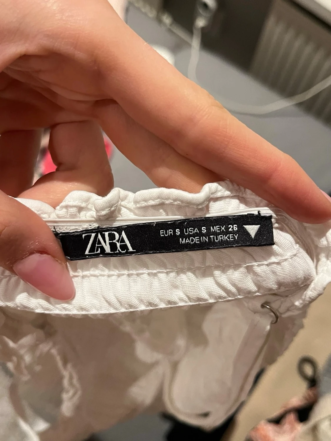 Vit smockad linnetopp med volang - 2