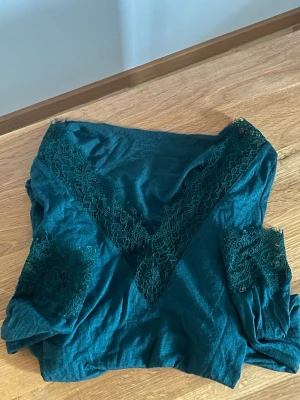 Intimismi tröja - Mörk grön intimismi tröja i storlek S, använd max 3 gånger