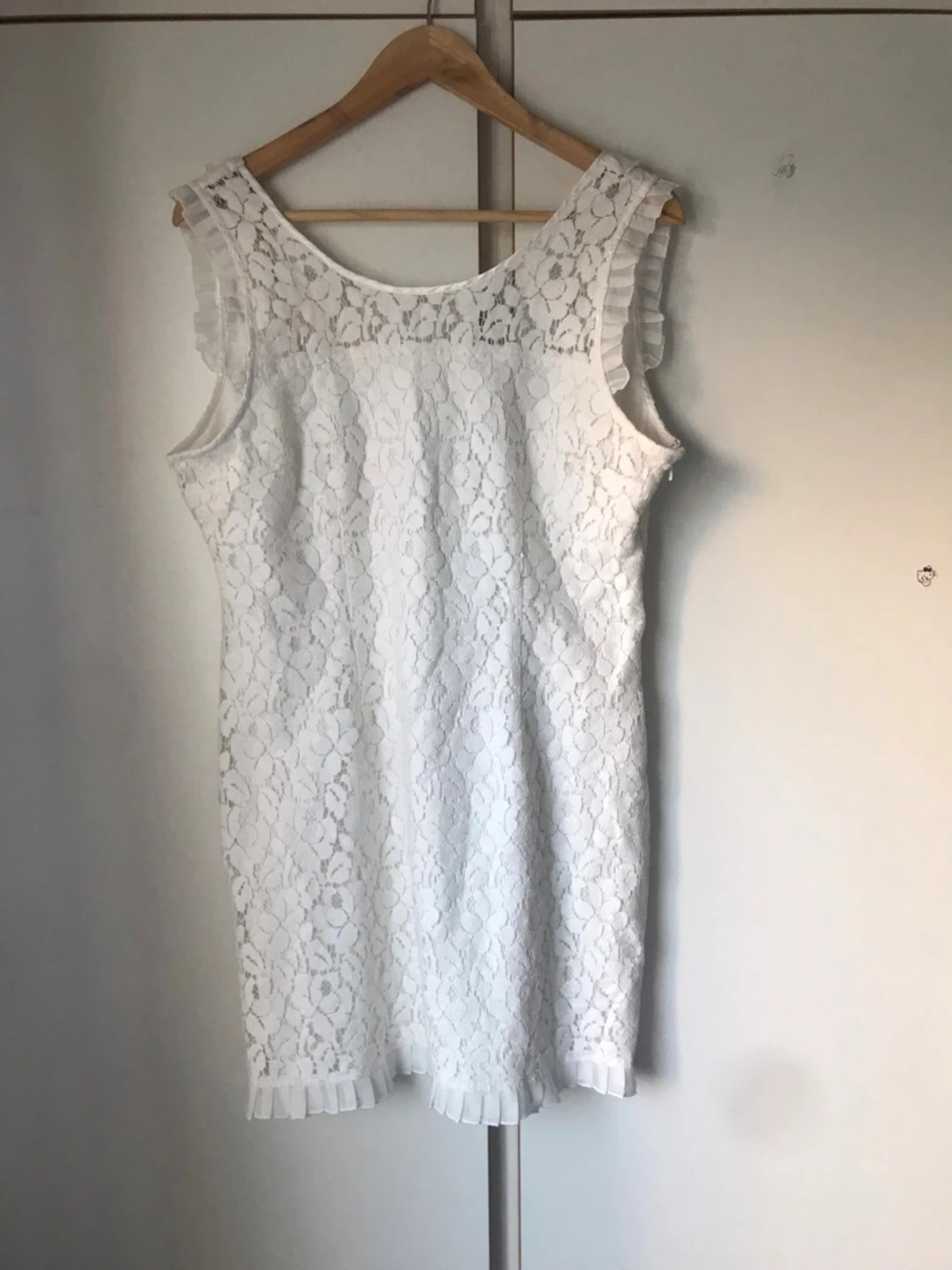 Vit spetsklänning med volangdetaljer