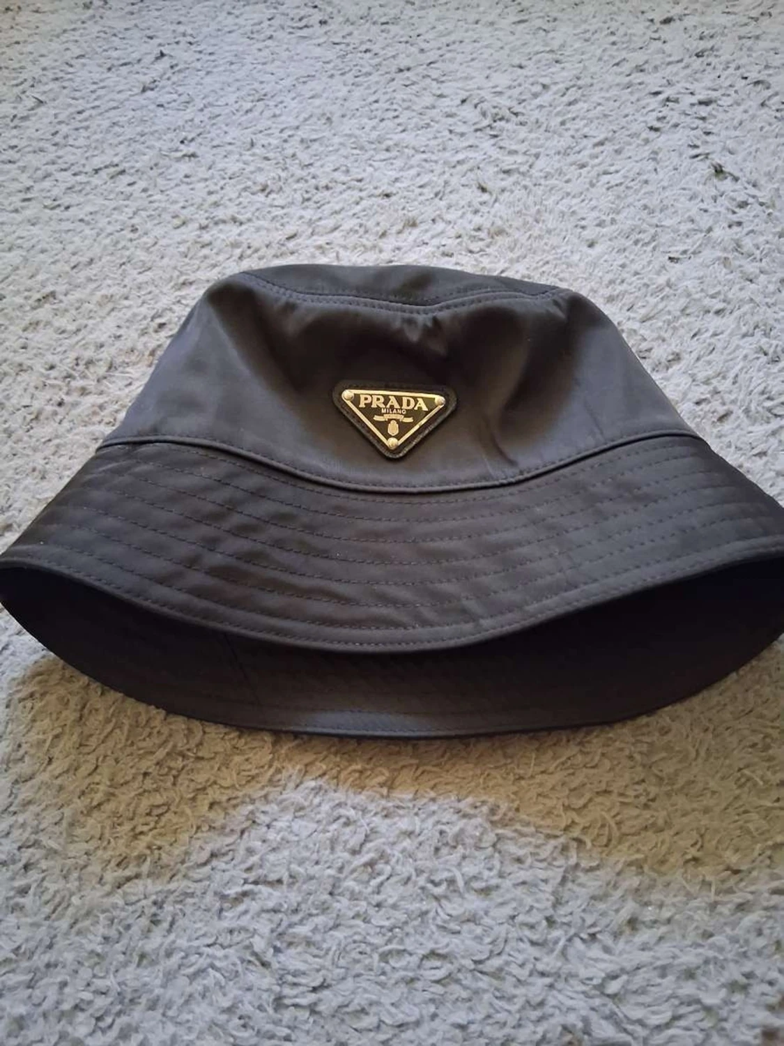 Svart bucket hat från Prada