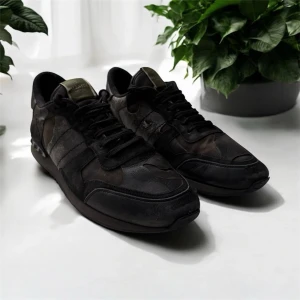 Valentino Rockrunners - Säljer ett par sjukt feta valentino Rockrunners i strl 42. Skorna har en del slitage men är inget som påverkar själva användningen av skon. Hör gärna av er vid frågor eller funderingar!! Box kommer även med!!