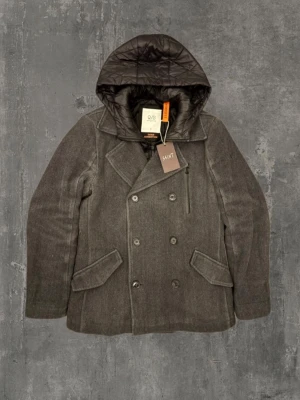 Kort Rock - En extremt snygg mörk grå kort Rock från Q/S ! Storlek S och är i ungefär nyskick! Jackan passar till allt och sitter extremt bra!  Vi finns här för att svara på alla dina frågor! Dessutom så är priset ej hugget i sten vid snabb affär!   Mvh saint!  