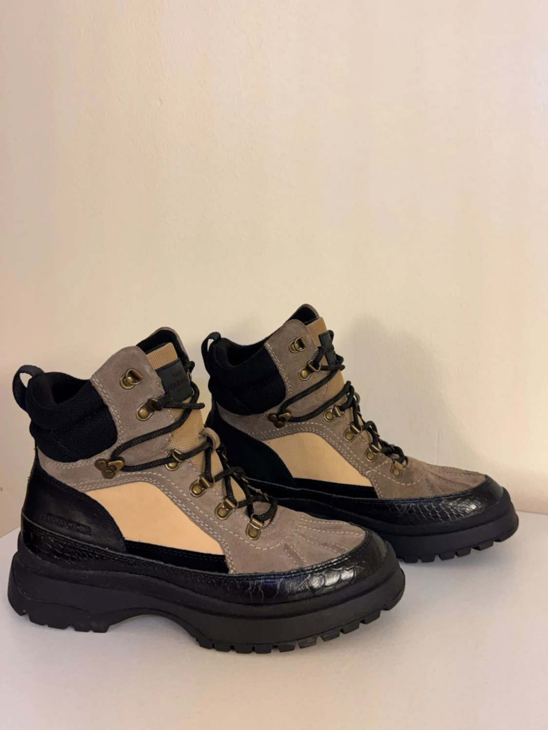 Beige och svarta kängor från Agnes Cecilia