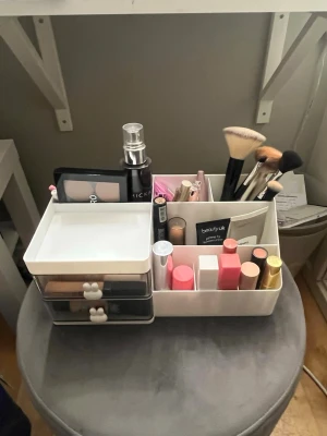 Vit sminkförvaring med fack - Praktisk sminkförvaring i vit plast med flera fack och lådor för borstar, läppstift, pennor och andra skönhetsprodukter. Sminket ingår inte!!!😄 Bara för att visa!
