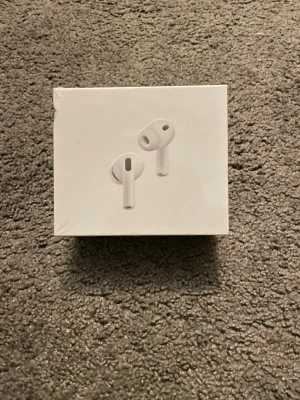AirPods Pro 3  - Säljer ett par Apple AirPods Pro 3 i vitt. Trådlösa in-ear hörlurar med laddningsetui. Snygg och kompakt design i plast, perfekt för dig som vill ha grymt ljud och smidig anslutning till iPhone eller andra enheter.
