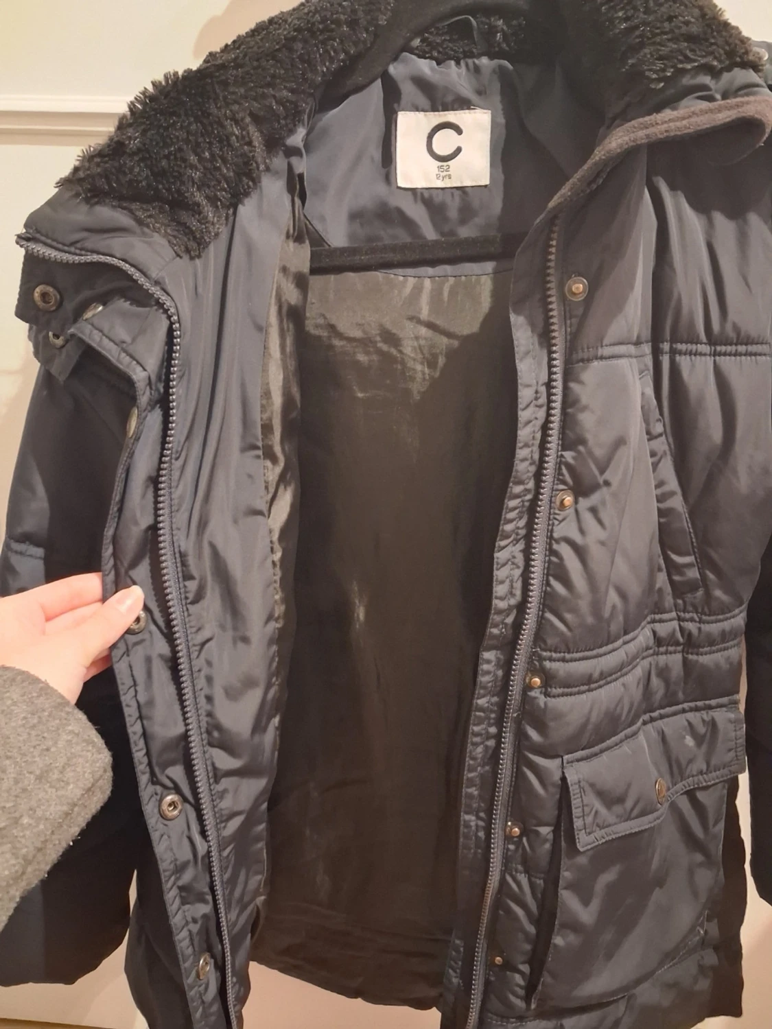 Svart parkasjacka med fuskpäls - 1