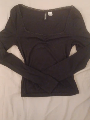 2st tröjor med spets🫰🏻 - Säljer två söta tröjor med skrynkling i mitten. Skrynkligen på den svarta tröjan är lite sönder för tråden har typ lossnat men syns knappt på framsidan. Säljer båda för 130kr! ( köpte de på h&m för 150kr/st.🥹 Knappt använda så de har legat I min garderob ett tag. Om man vill bara köpa en kostar det 80kr/st! ‼️💞💞