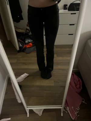 Only jeans - Säljer dem populära only jeansen i storlek 34!! Dem är använd en gång av mig men jag har sprättat upp dem längst ner