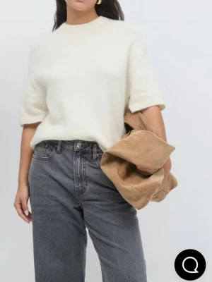 Vit stickad topp med kort ärm - Stickad tröja från gina. Används 1 gång och köptes för 399kr 