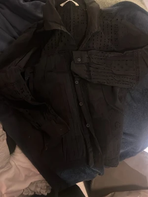 Svart blus med broderade detaljer Zara - Snygg svart blus från Zara med broderade detaljer och hålmönster. 