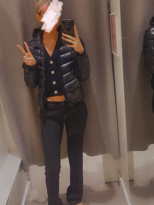 Glansig Colmar Jacka Limited Edition  - 💫Nu är det dags att världens absolut finaste jacka får hitta ett nytt hem då jag med sorg har behövt inse att jag vuxit ur den..  Det är en Colmar dunjacka som är limited - storlek IT 40 skulle säga att det är en xs - s storlek.  Den är köpt på Johnells för 6999kr.  Superfint skick då den används sparsamt dock har ena dragkedjan på fickan gått sönder. Det är inget som har stört mig men den går att laga då alla delarna sitter kvar. Den har bara ”hoppat ur”.  Annonsen finns på min Vinted med 💘