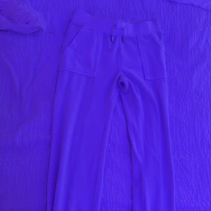 vita juicybyxor💕 - Säljer ett par vita juicybyxor, köpta på rea men andvänder aldrig snyggaste mjukisbyxorna!!