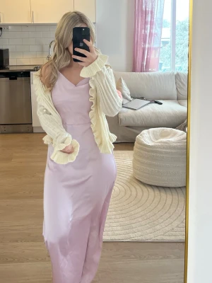 Rosa Vila klänning🩷 - Säljer denna rosa jättefina klänningen från Vila! Köpt för 459kr men säljer för 200kr. Endast använd 1 gång på min examen. Storlek 34. 