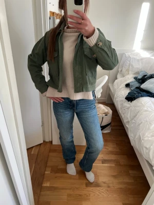 Blå raka jeans  - Säljer ett par klassiska blå jeans med rak passform. Jeansen har fem fickor och en tidlös tvätt som passar till det mesta. Perfekta för dig som gillar en avslappnad men ändå snygg stil.