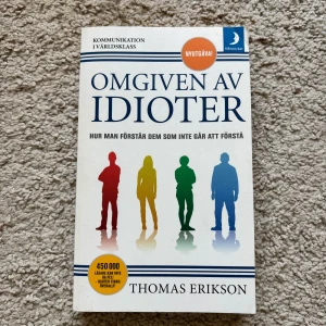 Omgiven av idioter pocket - säljer även massor av andra böcker!!