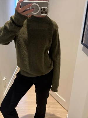 Olivgrön stickad tröja från Zara - Mysig olivgrön stickad tröja med rund halsringning och långa ärmar ifrån Zara.  Använd fåtal gånger och i storlek S