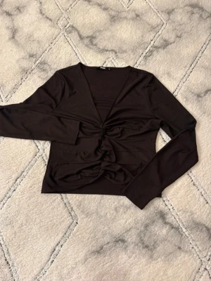Brun topp med detalj från Bik Bok - Storlek Xl men passar förmodligen L  Knappt använd. 