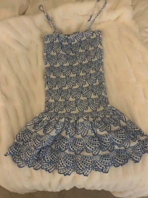 Blåvit blommig klänning  - Säljer en superfin klänning från Kappahl, helt nytt skick har bara använts 1 gång, superskön till varma dagar!💕